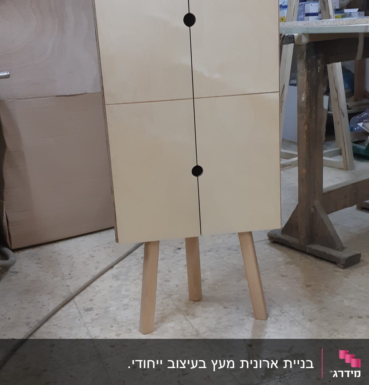 ארון עץ עם ארבע דלתות וסימני חורים